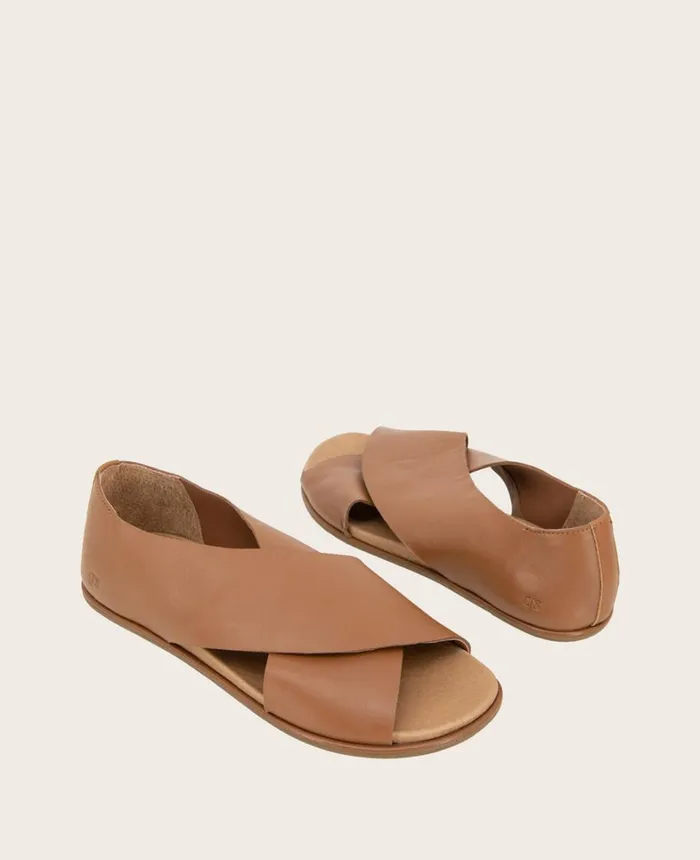 Kenneth Cole Sandals and Wedges Women GENTLE SOULS 8211 Laniey XBand Leather Sandal Luggage Kenneth Cole Sandals and Wedges Women GENTLE SOULS 8211 Laniey XBand Leather Sandal Luggage